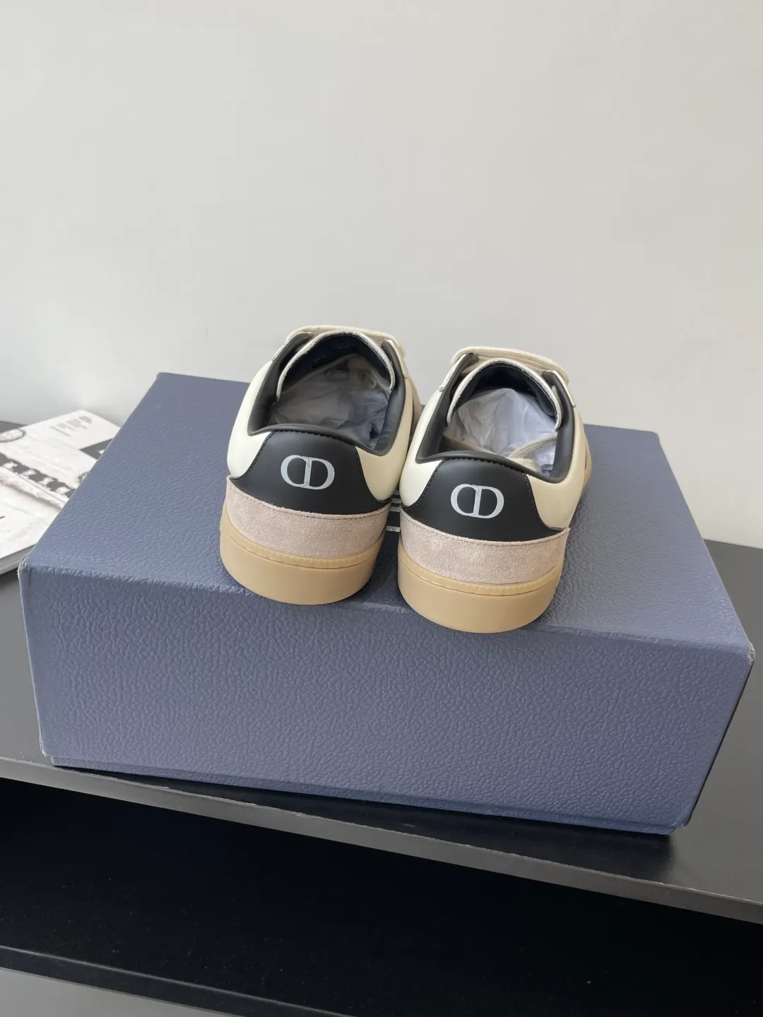 Factory price: 420💰The top version of Dior 25ss new product B01 moral training shoes. The toe size design of the couple's style is a bit wider. The upper foot comfort is perfect. The thread is beautiful. Perfectly suitable for trousers. Decorated with various classic details. It is the ideal choice for daily styling. It can be matched with various casual items to create exquisite shapes. Fabric first layer cowhide/lining sheepskin T men's shoes💰U original outsole Code number: 38-44, customized 45